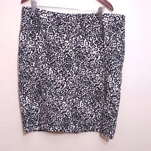SLIGHTLY USED ANN TAYLOR WHITE LEOPARD PRINT SKIRT ZIPPER BACK SIZE 18